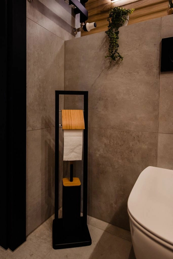 Черная стойка для туалета Черная стойка для туалета